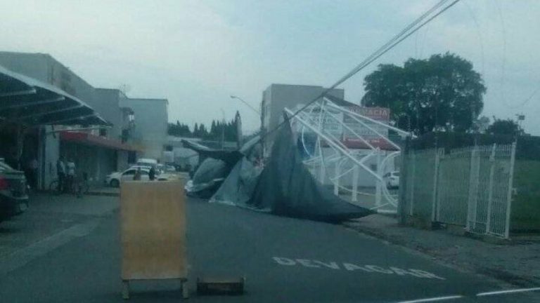 Rajada de vento derruba cobertura de estacionamento de mercado em Criciúma