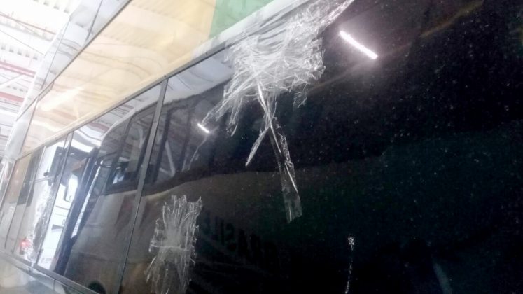 Alguns vidros foram quebrados durante o ataque - Foto: Divulgação/Notisul