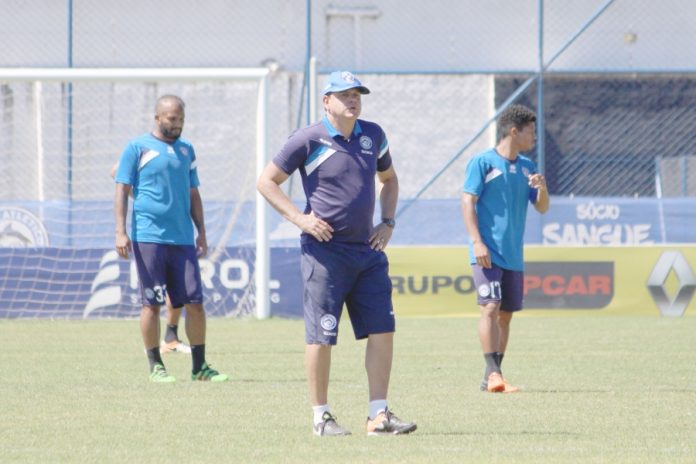 Waguinho Dias (C) comandou o penúltimo treino nesta sexta pela manhã  -  Foto: Clube Atlético Tubarão/divulgação/notisul