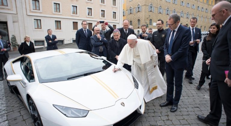 Giro pelo Mundo: Papa ganha Lamborghini e decide leiloá-lo para financiar projetos sociais