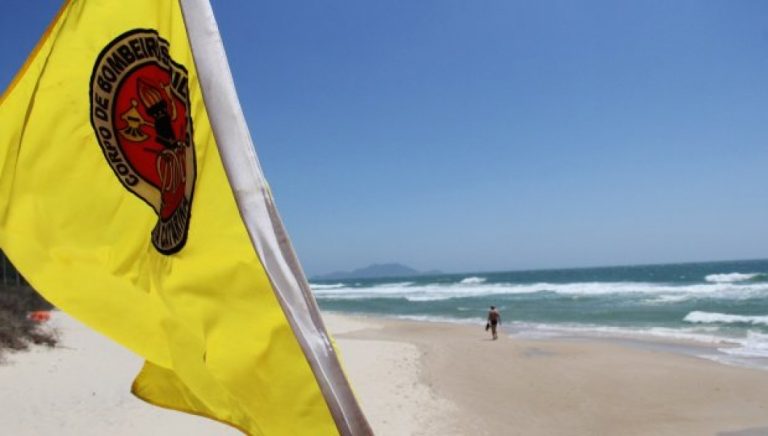 Bandeiras de sinalização nas praias podem salvar vidas