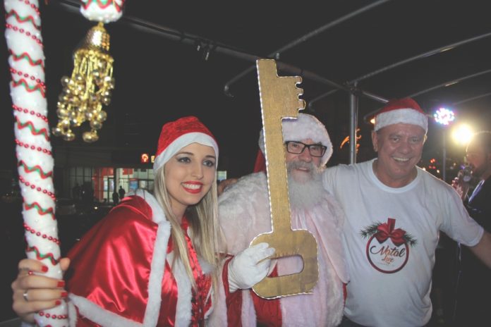 Prefeito Joares Ponticelli entregou a chave da cidade a Noel na noite de ontem   -  Foto: Willian Reis/notisul