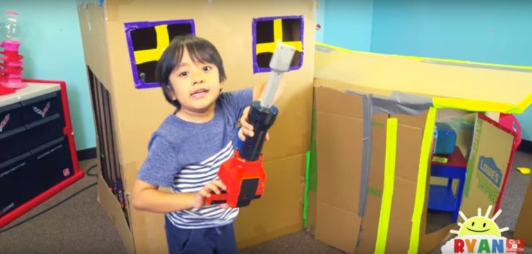 Internacional: menino de 6 anos ganha R$ 36 milhões ao ano desempacotando brinquedos no YouTube