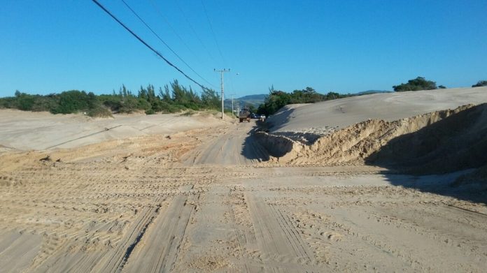 Avenida Juscelino Kubistchek de Oliveira tomada pela areia das dunas. Foto: Divulgação/Portal Notisul