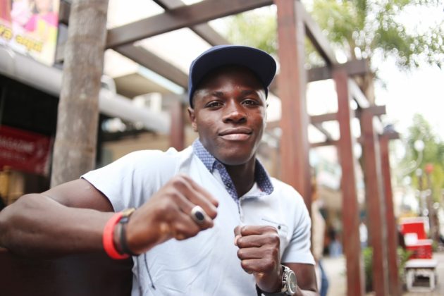 O jovem senegalês tem o sonho de ser lutador profissional de boxe