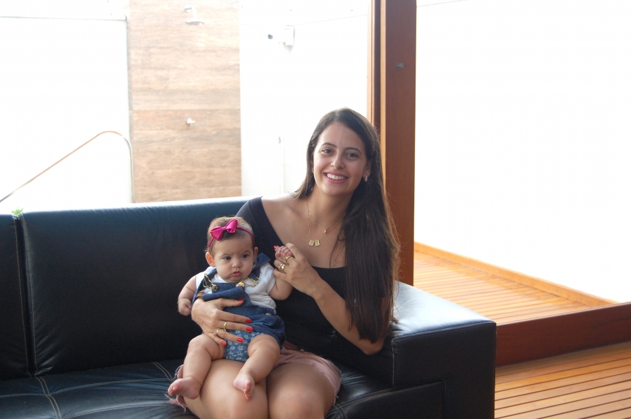 Karolina com a filha Helena, de 4 meses  -  Foto: Jailson Vieira/notisul