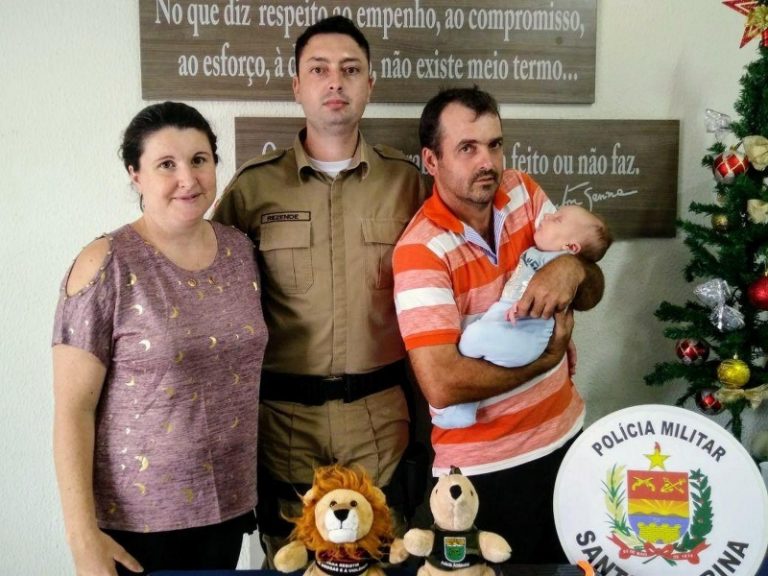 Giro pelo Estado: Após salvamento por telefone no Ano Novo, família leva bebê a quartel para encontrar PM que fez atendimento
