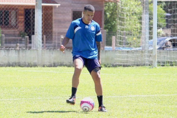 Batista participou, ontem à tarde, do treino em Capivari de Baixo  -  Foto: Atlético Tubarão/Divulgação/Notisul 