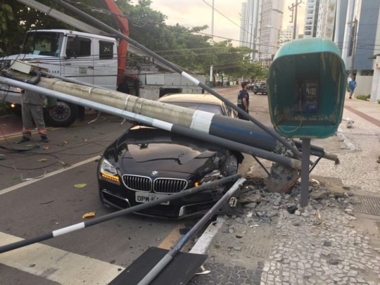 Balneário Camboriú: Motorista foge após bater carro de luxo em poste
