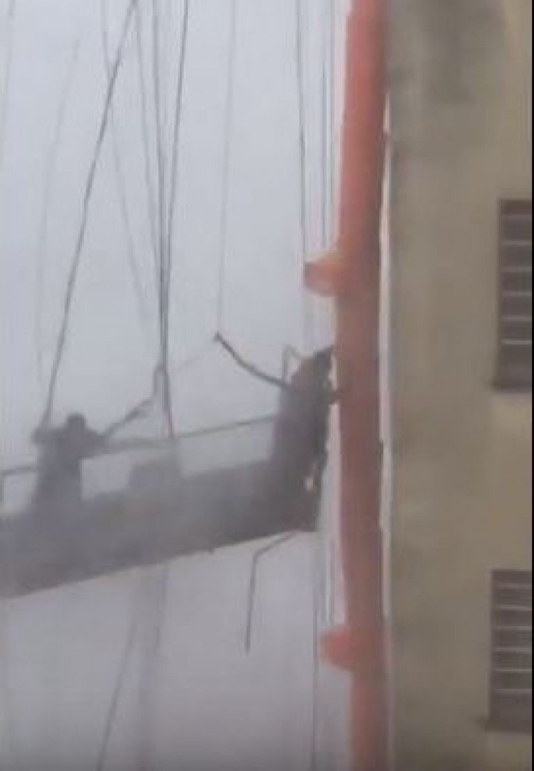 Vídeo: Trabalhadores quase caem de andaime durante forte temporal, em Porto Alegre