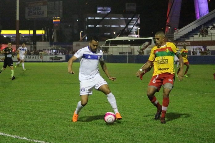 catarinense-atletico-tubarao-vence-o-brusque-e-chega-a-20-pontos-0 Em mais um jogo de muitos gols, Peixe sai vitorioso e espanta de vez a zona da degola - Foto: Divulgação/Notisul