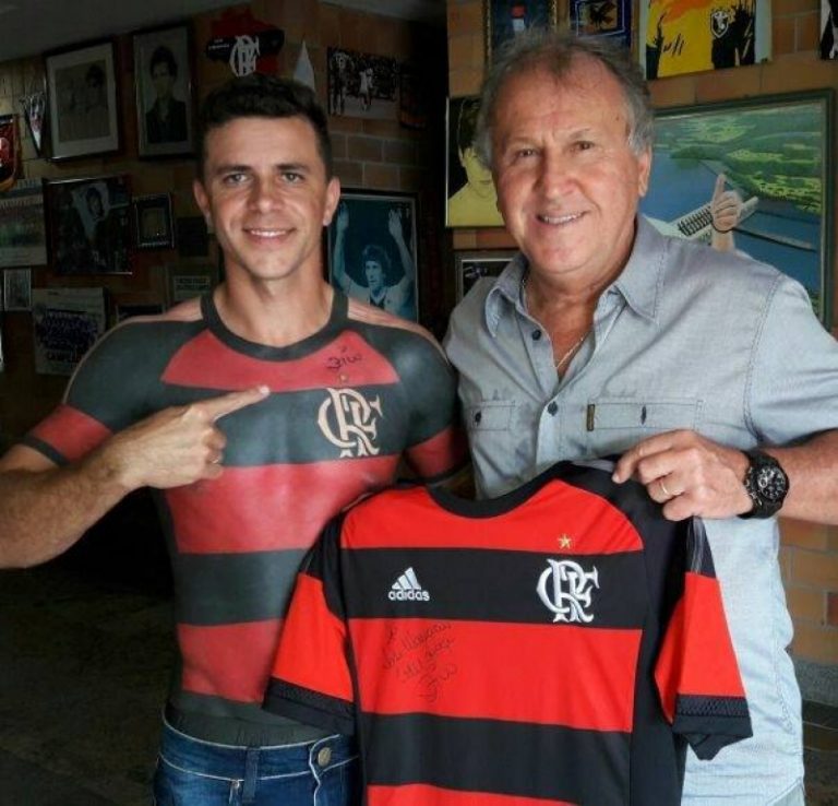 Joinville: Torcedor que tatuou a camisa do Flamengo em tamanho real recebe a visita de Zico