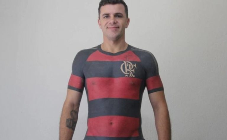 Joinvillense tatua camisa do Flamengo em tamanho real
