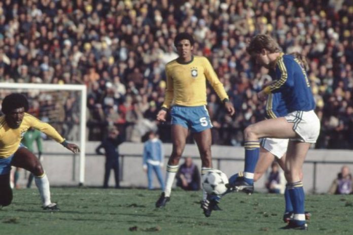 O lateral Toninho e o volante Cerezo, na estreia do Brasil na Copa de 1978: empate em 1 a 1 com a Suécia (J. B. Scalco/VEJA)