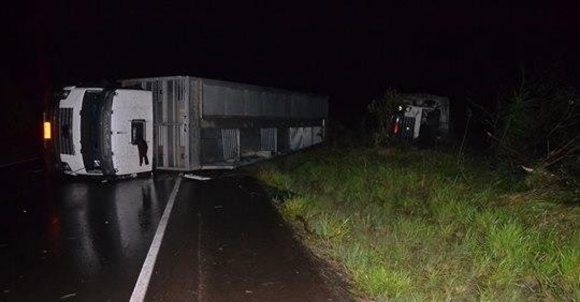 Caminhões tombaram às margens da rodovia devido ao forte vento | Foto: Rádio Acústica FM 91.9 / CP