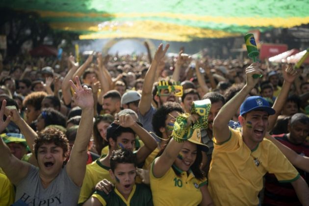 Torcedores se reúnem para acompanhar o jogo Brasil x Costa Rica no Alzirão, na Barra da Tijuca, no Rio de Janeiro - Photo Folhapress