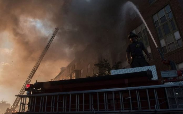 Cerca de 130 pessoas foram retiradas do edifício devido ao incêndio — Foto: Divulgação/Gabinete do Prefeito de Washington