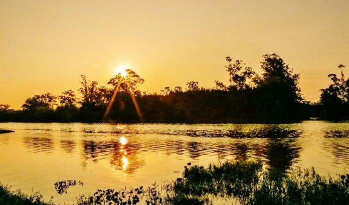 o-que-e-um-equinocio-conheca-o-fenomeno-que-marca-o-inicio-da-primavera-1 Foto: Wilson Schuelter. Pôr do sol às margens do Rio Tubarão. É a despedida do inverno e o começo da primavera