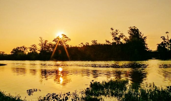 Foto: Wilson Schuelter. Pôr do sol às margens do Rio Tubarão. É a despedida do inverno e o começo da primavera