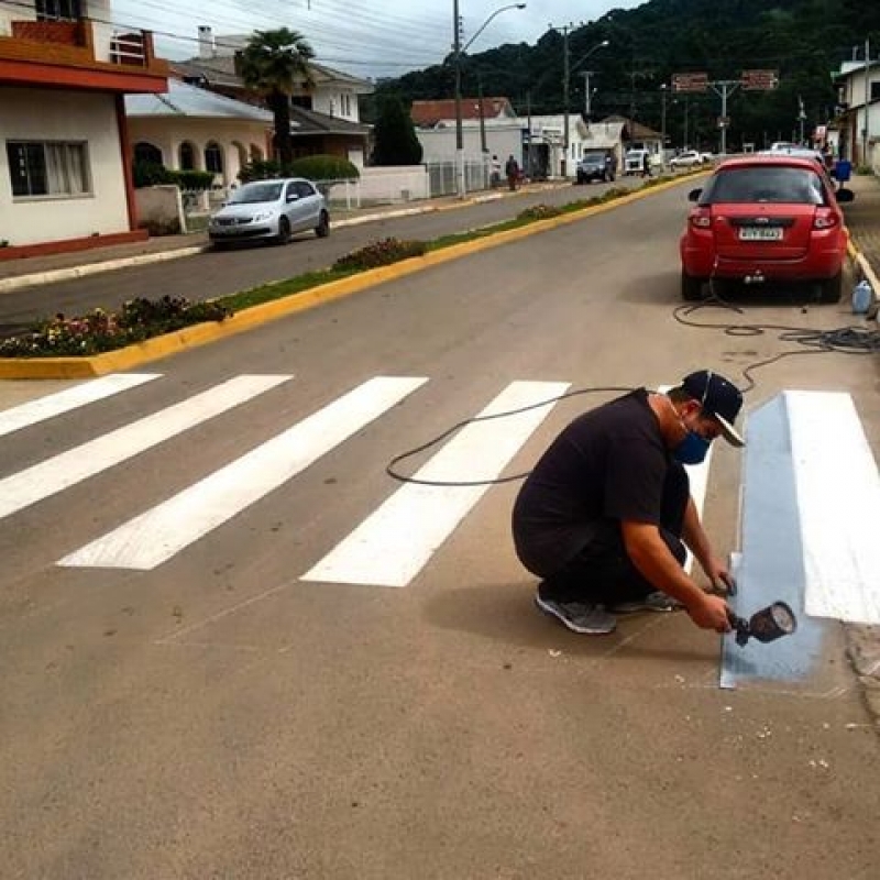 Faixas de pedestres são pintadas em Ipumirim para melhorar a