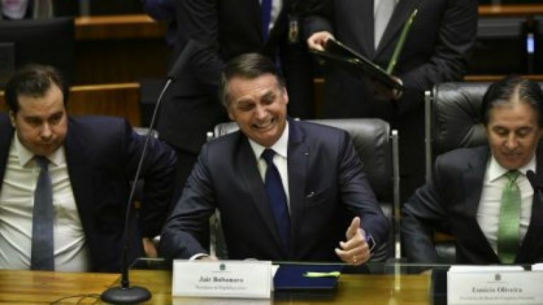 Bolsonaro assina decreto que fixa salário mínimo em R$ 998 em 2019