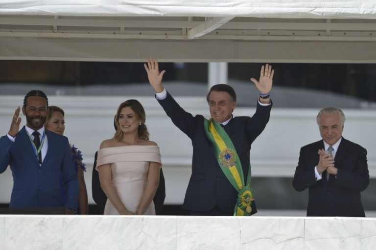 Bolsonaro promete ‘tirar peso do governo sobre quem trabalha e produz’ e ‘restabelecer a ordem’ no país