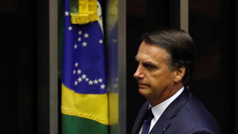 Bolsonaro vai assinar decreto que reajusta salário mínimo para R$ 998