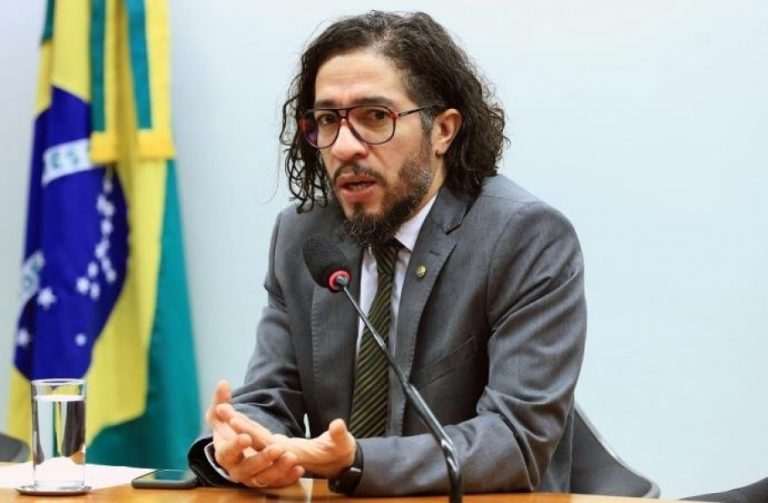 Com medo de ameaças, Jean Wyllys desiste de mandato e deixa o Brasil