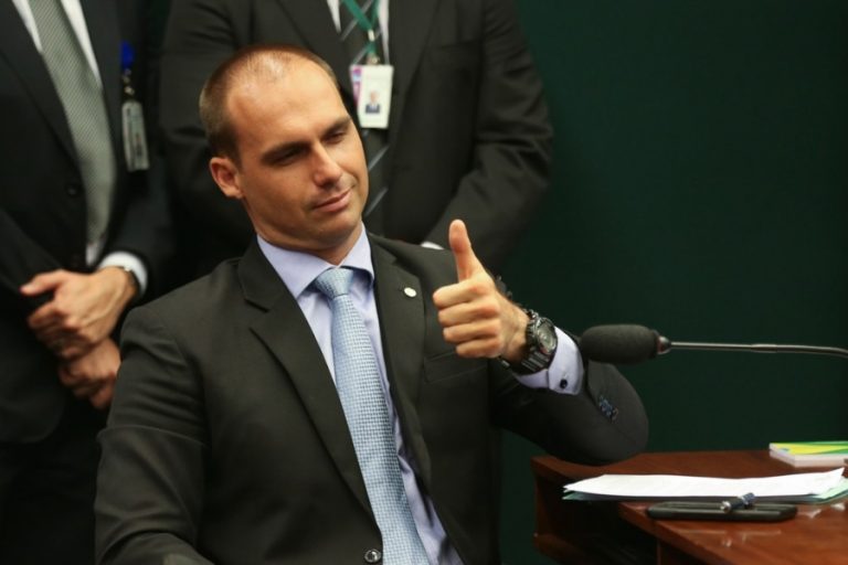 Eduardo Bolsonaro afirma que alunos não precisam saber sobre feminismo