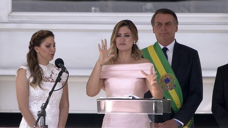 Michelle Bolsonaro discursa em libras no Parlatório