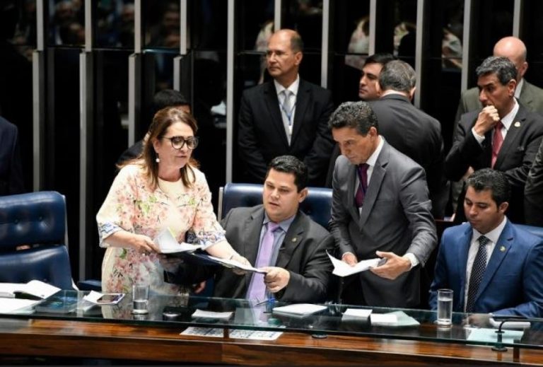 Sessão para votar presidência do Senado é adiada para sábado