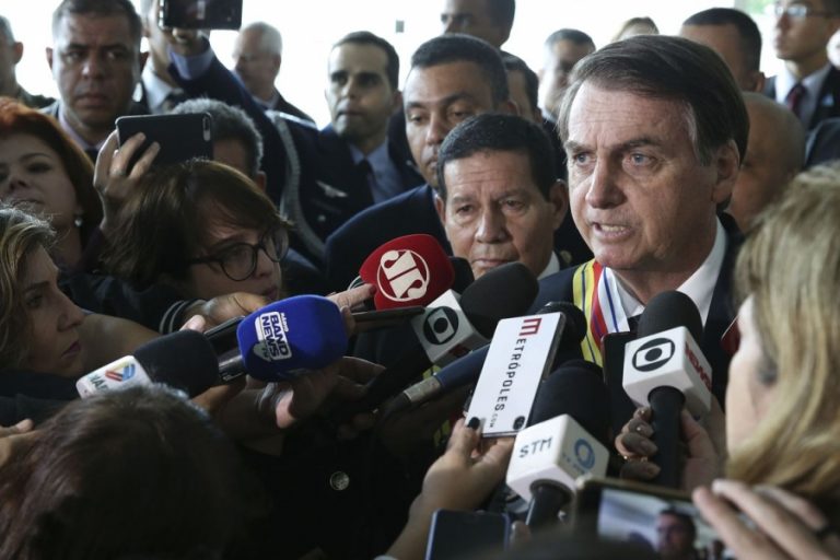 Bolsonaro diz que governo estuda reduzir impostos de empresas