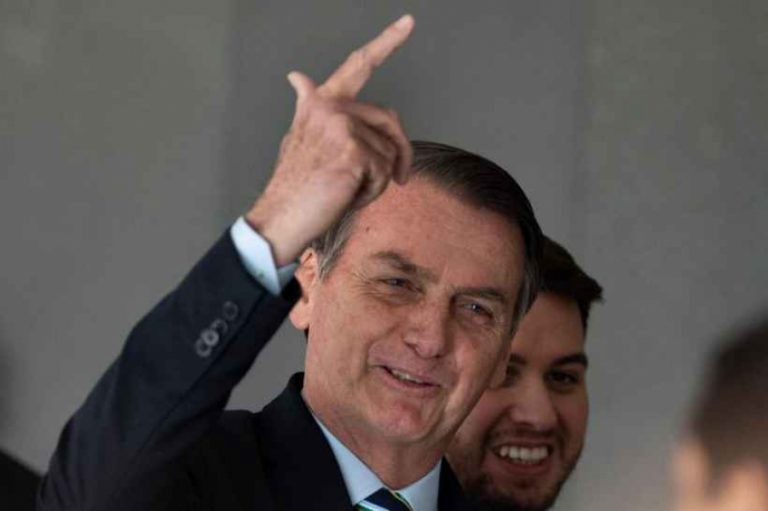 Bolsonaro estimula celebração do golpe militar de 1964 nos quartéis