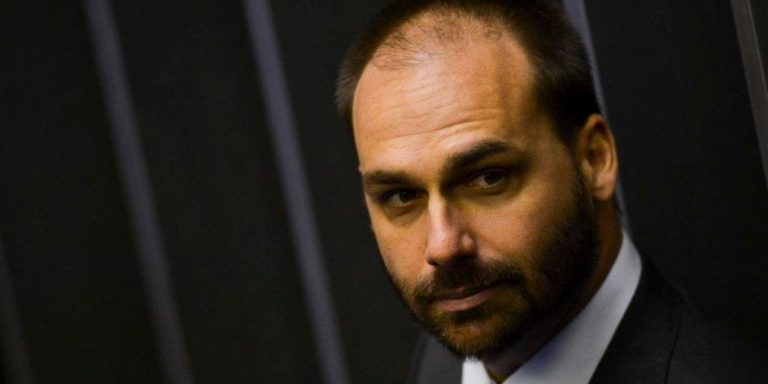 Eduardo Bolsonaro chama brasileiros ilegais no exterior de ‘vergonha’