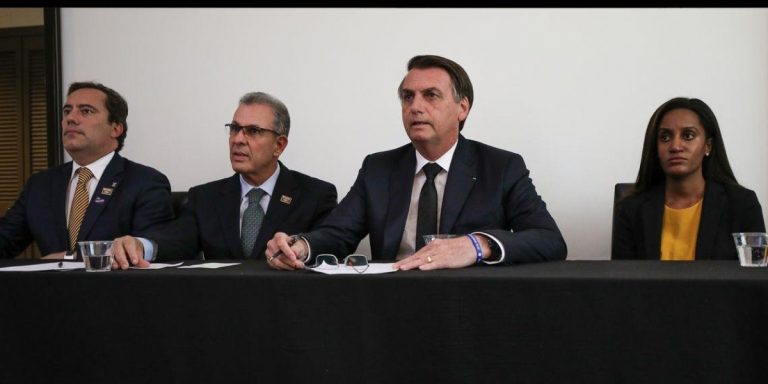 Bolsonaro muda versão e nega acordo para que Moro assuma vaga no STF