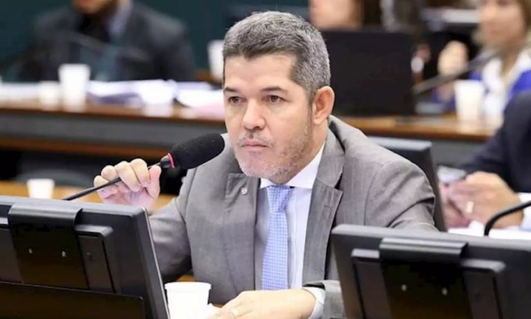 Deputado do PSL defende que adolescentes trabalhem a partir dos 12 anos