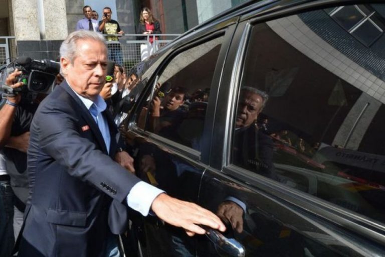 José Dirceu deve se entregar à PF em Curitiba até as 16h desta sexta-feira (17)