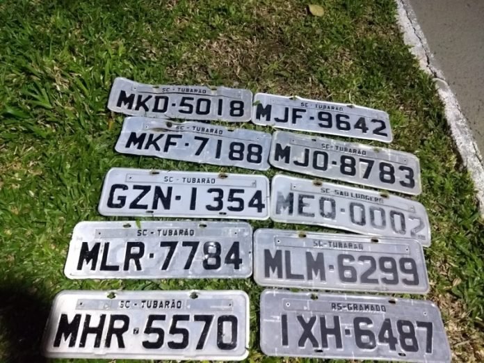 Considere A Identificação Das Placas De Veículos Compostas De Três