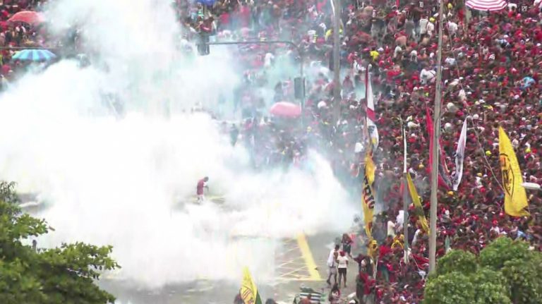 Desfile do Flamengo para comemorar o título da Libertadores termina em confusão no Centro do Rio
