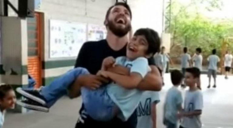 VÍDEO: Professor pula corda com aluno cadeirante no colo e o vídeo viraliza