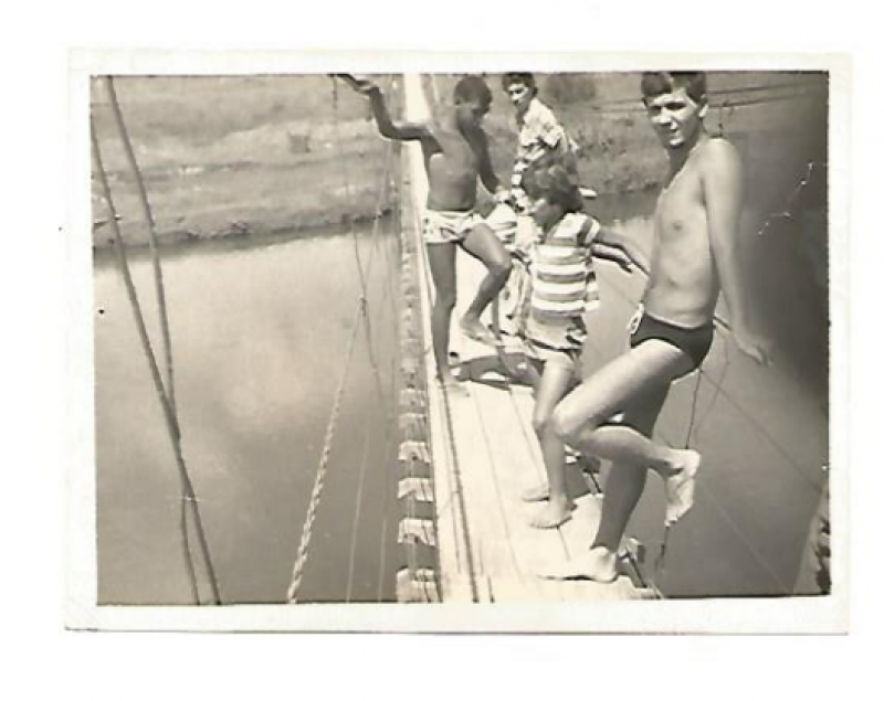 Banhistas sobre a ponte pênsil no ano de 1976