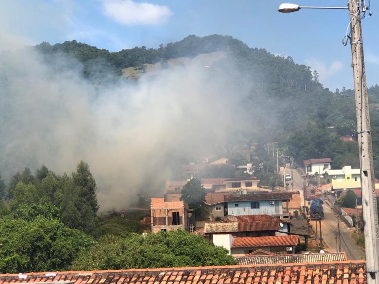 Bombeiros combatem incêndio em mata próximo a residências em Termas do Gravatal