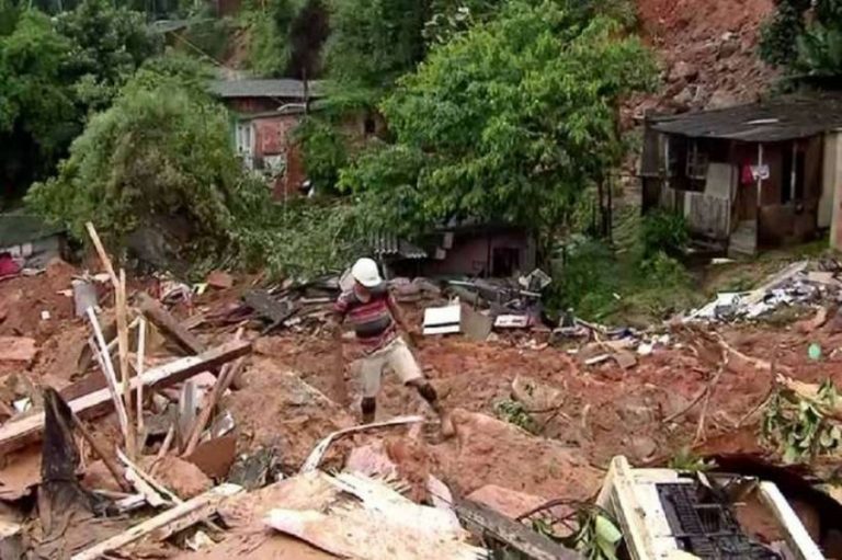 Chuva forte deixa ao menos nove mortos na Baixada Santista