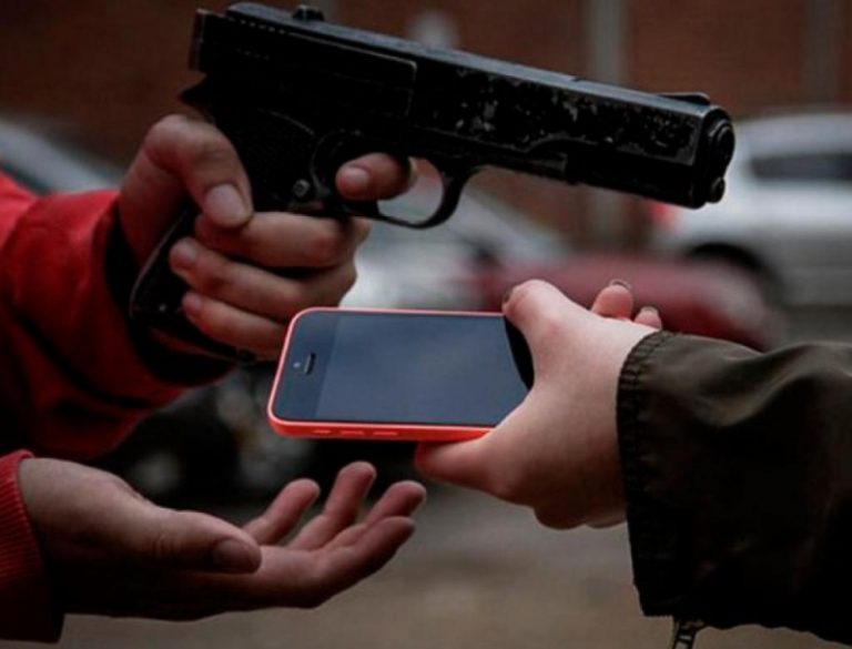 Laguna: Bandidos agridem adolescente para roubar celular