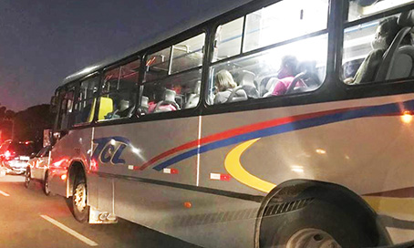 Apesar do decreto, ônibus de linha é flagrado transportando passageiros entre Capivari e Tubarão