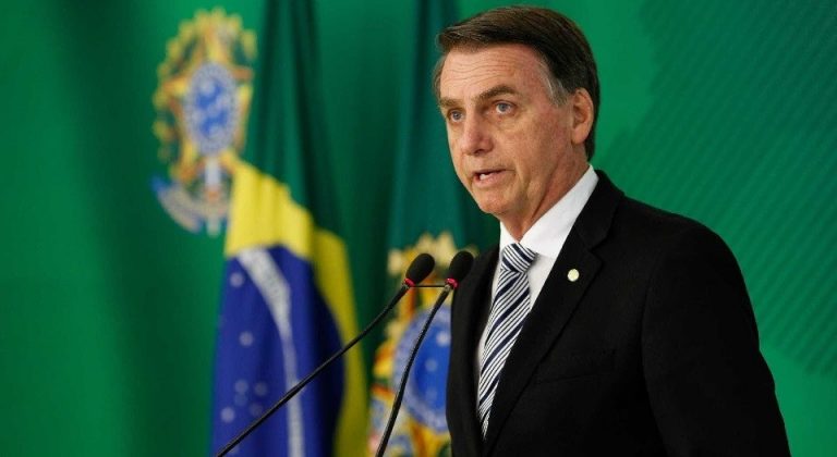 Bolsonaro veta dispensa de atestado médico durante quarentena