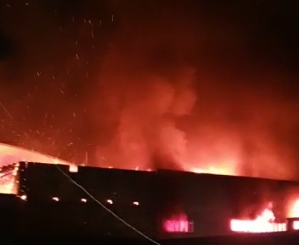 Bombeiros combatem incêndio de grandes proporções em Criciúma