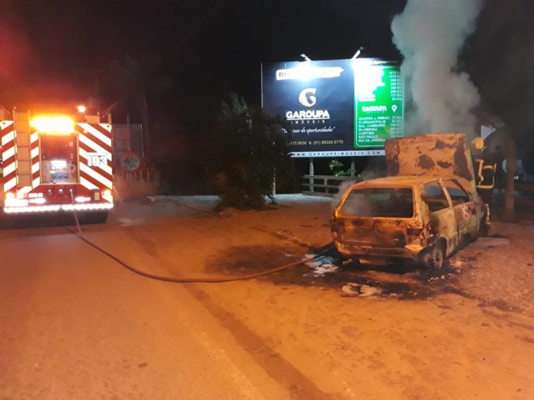 Automóvel é destruído por incêndio em Imbituba