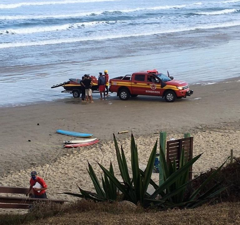 Surfistas são arrastados pela correnteza e resgatados pelos bombeiros em Imbituba