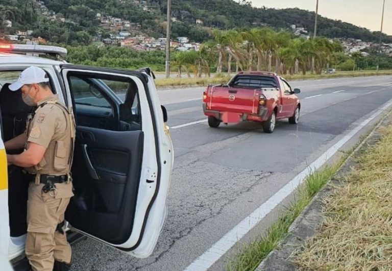 Carro é flagrado estacionado no meio da SC-401, em Florianópolis, com motorista dormindo no volante